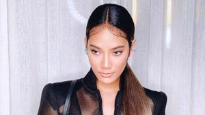 Gaya Femme Fatale Tara Basro Pakai Baju Hitam Menerawang di Premier Gundala