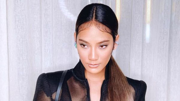 Gaya Femme Fatale Tara Basro Pakai Baju Hitam Menerawang di Premier Gundala