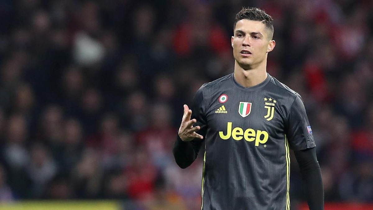 Cristiano Ronaldo mengeluarkan gestur lima jari ke fans Atletico Madrid musim lalu (Angel Martinez/Getty Images)