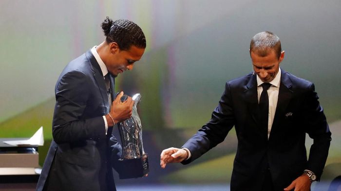 Virgil van Dijk meraih gelar Pemain Terbaik UEFA 2018/2019 (REUTERS/Eric Gaillard) Virgil van Dijk meraih gelar Pemain Terbaik UEFA 2018/2019 (REUTERS/Eric Gaillard)