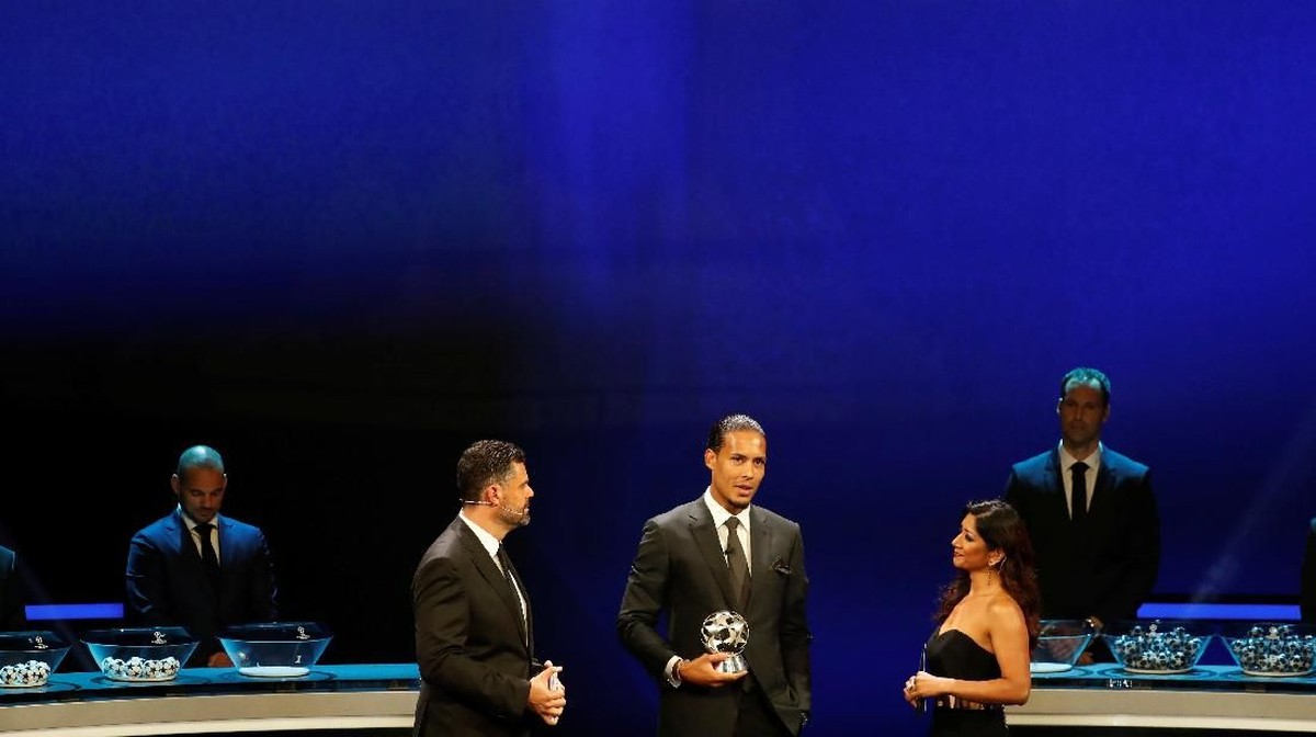 Virgil van Dijk berhasil meraih gelar Bek Terbaik Liga Champions 2018/2019 (Foto: REUTERS/Eric Gaillard)