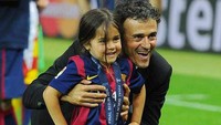 Xana dan Enrique berpose bersama dengan trofi Liga Champions. (Foto: Twitter)
