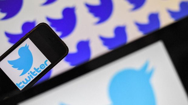 Ilustrasi Twitter Logos of US social network Twitter are displayed on the screen of smartphones, on May 2, 2019 in Nantes, western France. (Photo by LOIC VENANCE / AFP)