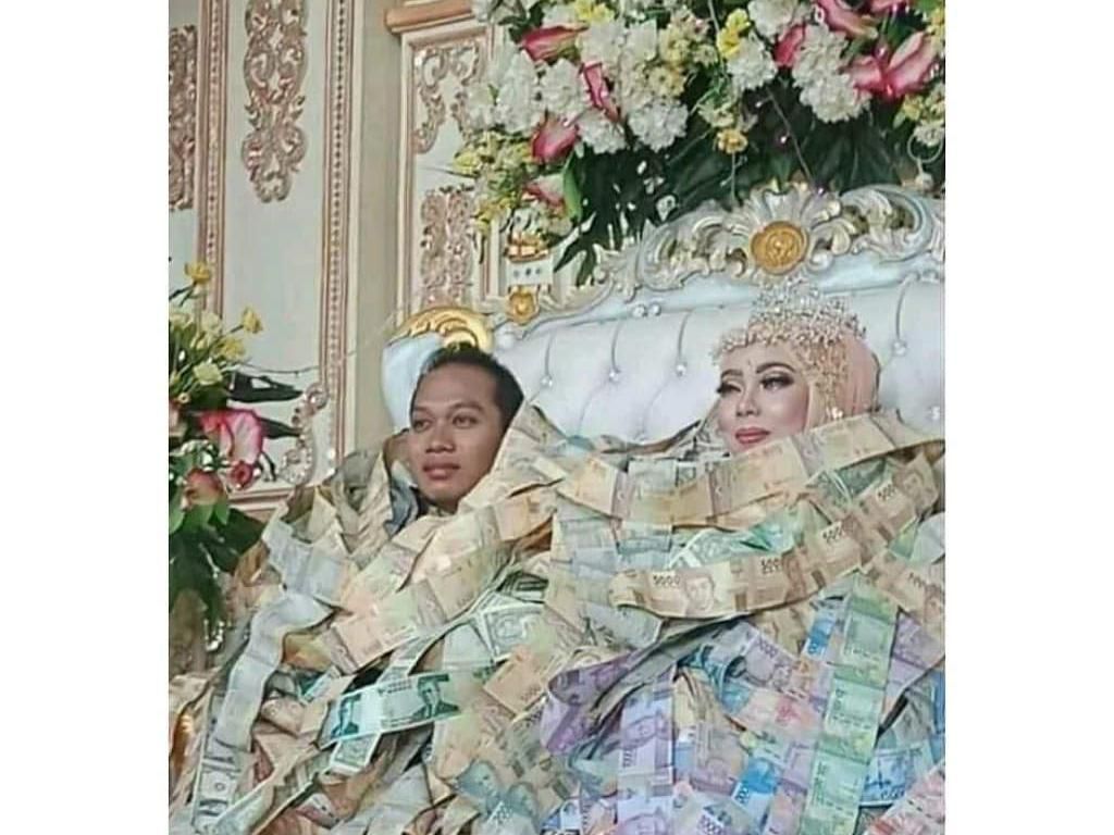 Viral Pengantin Berkalung dan Berpayung Uang, Jiwa Miskin Netizen Meronta Viral Pengantin Berkalung dan Berpayung Uang, Jiwa Miskin Netizen Meronta