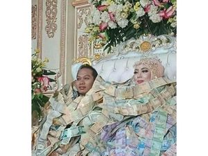 Viral Pengantin Berkalung dan Berpayung Uang, Jiwa Miskin Netizen Meronta Viral Pengantin Berkalung dan Berpayung Uang, Jiwa Miskin Netizen Meronta