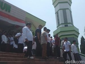 Jokowi Dicegat Warga untuk Serahkan Surat Langsung, Apa Isinya?