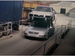 Bukan Sulap Bukan Sihir, Mobil Diangkut Mobil, Pengendara Ditilang