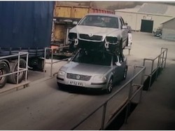 Bukan Sulap Bukan Sihir, Mobil Diangkut Mobil, Pengendara Ditilang