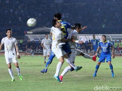 Persib terus menggempur pertahanan PSS di 10 menit terakhir. Kehadiran Beckham Putra menjadi tambahan daya gedor Persib, namun rapatnya pertahanan PSS masih jadi batu sandung Maung Bandung.