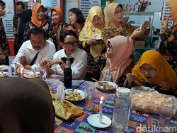 Reunian Menlu Retno di Semarang, Bertemu Guru SMA di Kantin Sekolah