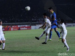 PSS mulai sedikit lebih berani menekan pertahanan Persib di lima menit pertama babak kedua. Namun, upaya PSS masih sering putus saat mendekat ke kotak penalti.