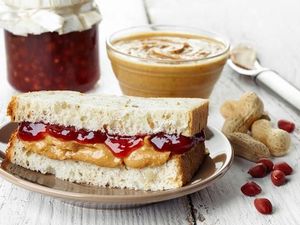 Ciamik! Lihat Trik Food Sylist Ini Sajikan PB&J Sandwich