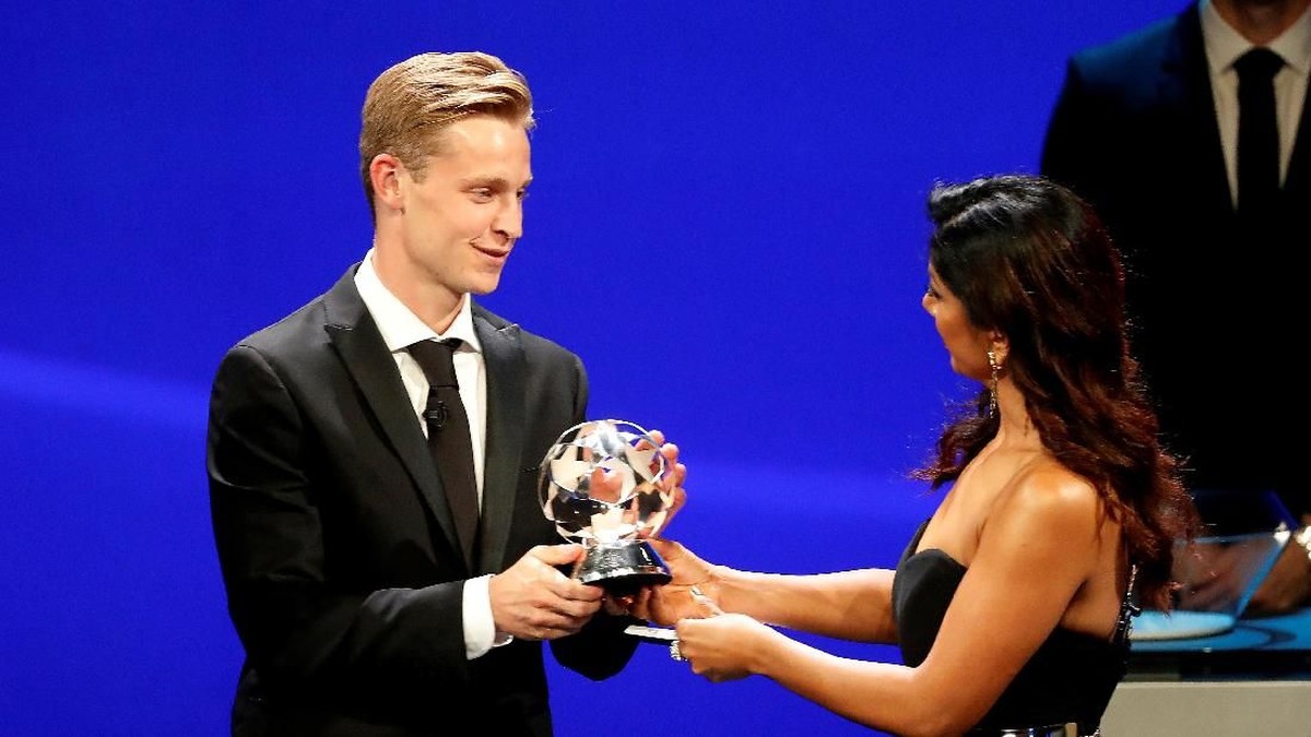 Frenkie de Jong menerima penghargaan Gelandang Terbaik Liga Champions 2018/2019. (Foto: Eric Gaillard/REUTERS)