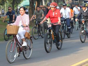 Serunya Jokowi-Iriana Bersepeda di Candi Borobudur