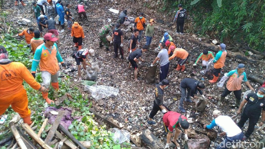 Potret Pulau Sampah di Kalibaru Dibersihkan Potret Pulau Sampah di Kalibaru Dibersihkan