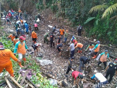 Potret Pulau Sampah di Kalibaru Dibersihkan