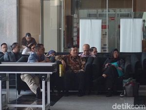 KPK Periksa Sekda Jabar Iwa Karniwa Sebagai Tersangka Kasus Meikarta KPK Periksa Sekda Jabar Iwa Karniwa Sebagai Tersangka Kasus Meikarta
