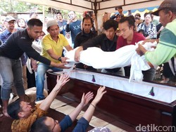Tangis Iringi Pemakaman Jenazah Pupung dan Dana Korban Aulia Kesuma