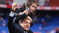 Enrique menggendong sang putri dalam perayaan juara Copa del Rey. (Foto: Twitter)