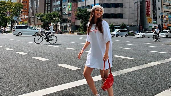 7 Penampilan Luna Maya Hanya Pakai Kaus Oblong, Cantiknya Nggak Luntur