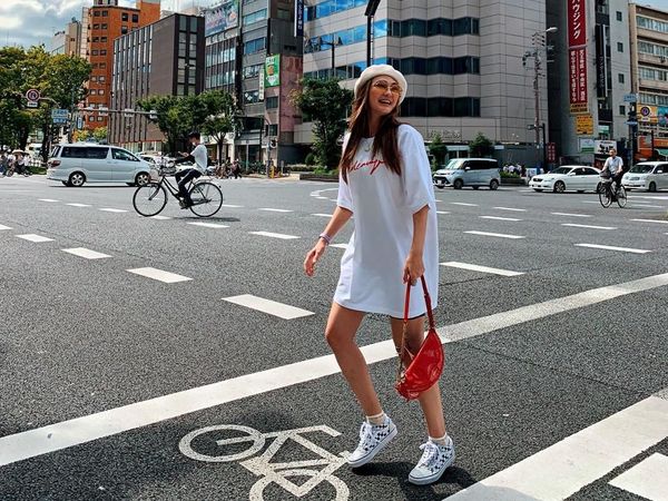 7 Penampilan Luna Maya Hanya Pakai Kaus Oblong, Cantiknya Nggak Luntur