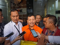 Sekda Jabar Iwa Karniwa Tersangka Suap Ditahan KPK