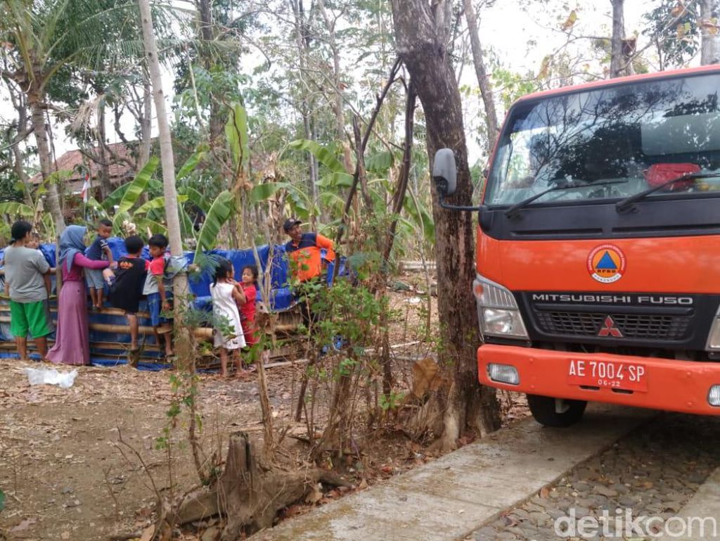 Kekeringan Meluas, Tiap Minggu BPBD Ponorogo Kirim 51 Tangki Air ke 21 Desa Kekeringan Meluas, Tiap Minggu BPBD Ponorogo Kirim 51 Tangki Air ke 21 Desa
