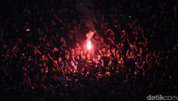 Kemenangan itu membuat bahagia para pendukung Persib yang duduk di empat sisi stadion. Namun cukup disayangkan, para pendukung Persib merayakan kemenangan itu dengan menyalakan flare.