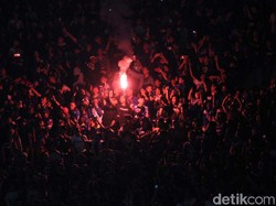 Kemenangan itu membuat bahagia para pendukung Persib yang duduk di empat sisi stadion. Namun cukup disayangkan, para pendukung Persib merayakan kemenangan itu dengan menyalakan flare.
