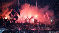 Flare itu dinyalakan sejumlah penontin yang duduk di tribune utara, barat dan timur.