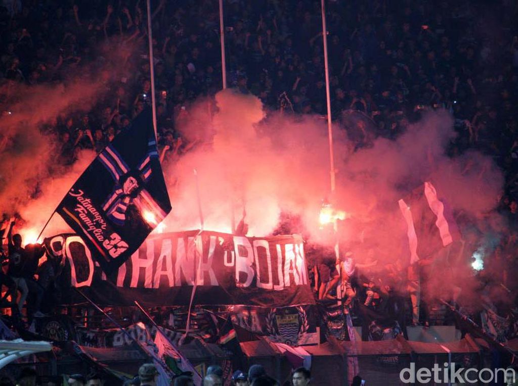 Persib Buka Puasa, Pendukung Rayakan dengan Flare Persib Buka Puasa, Pendukung Rayakan dengan Flare