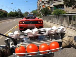 Waduh! Pemotor Ini Lempar Telur dan Tomat ke Mobil yang Menghalanginya