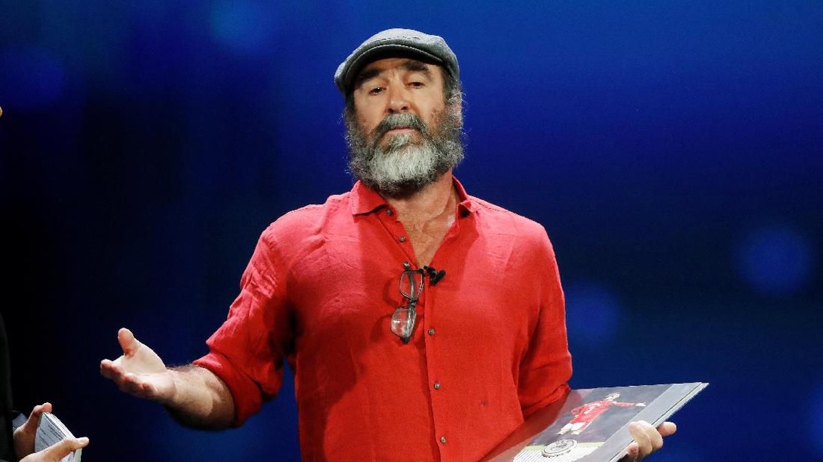 Eric Cantona memberi pidato aneh saat mendapatkan penghargaan dari Presiden UEFA, Aleksander Ceferin. (Foto: Eric Gaillard/Reuters)