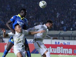 Maung Bandung terus berupaya menekan pertahanan PSS. Tim julukan Elang Jawa justru mampu meredamnya dengan bertahan sangat rapat.