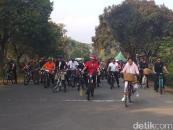 Usai Sepedaan, Jokowi dan Rombongan Naik ke Candi Borobudur