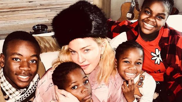 Madonna bersama anak angkatnya