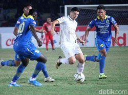 PSS nyaris kebobolan jelang akhir babak pertama. Bola sontekan Kevin Bernard melewati kolong kiper PSS. Kesempatan itu gagal berbuah gol setelah dengan cepat disapu pemain lawan. skor 0-0 bertahan sampai turun minum.