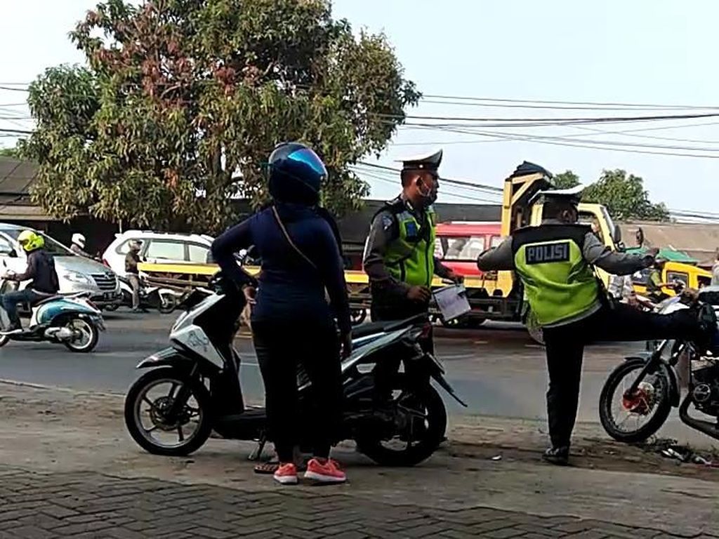 Kabur dari Tilang, Pengendara RX King Kena Tendang Kabur dari Tilang, Pengendara RX King Kena Tendang