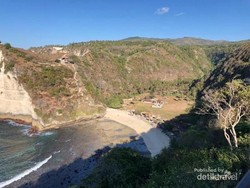 Di Pantai Atuh Aku Jatuh Cinta
