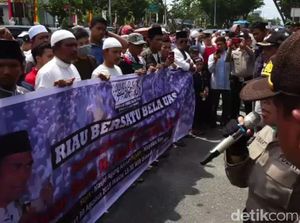 Forum Umat Islam di Pekanbaru Gelar Aksi Demo Dukung UAS Forum Umat Islam di Pekanbaru Gelar Aksi Demo Dukung UAS