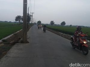 Warga Keluhkan Tiang Listrik di Jalan Cikoneng yang Bahayakan Pengendara Warga Keluhkan Tiang Listrik di Jalan Cikoneng yang Bahayakan Pengendara