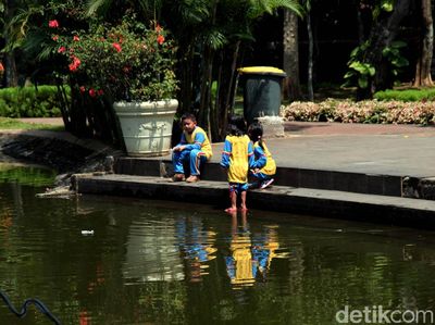 Menikmati Asrinya Taman Spathodea di Jagakarsa