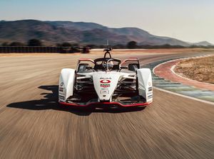 Mobil Balap Listrik Jagoan Porsche