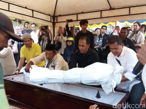 Duka di Pusara Pupung dan Dana yang Dihabisi Aulia Duka di Pusara Pupung dan Dana yang Dihabisi Aulia