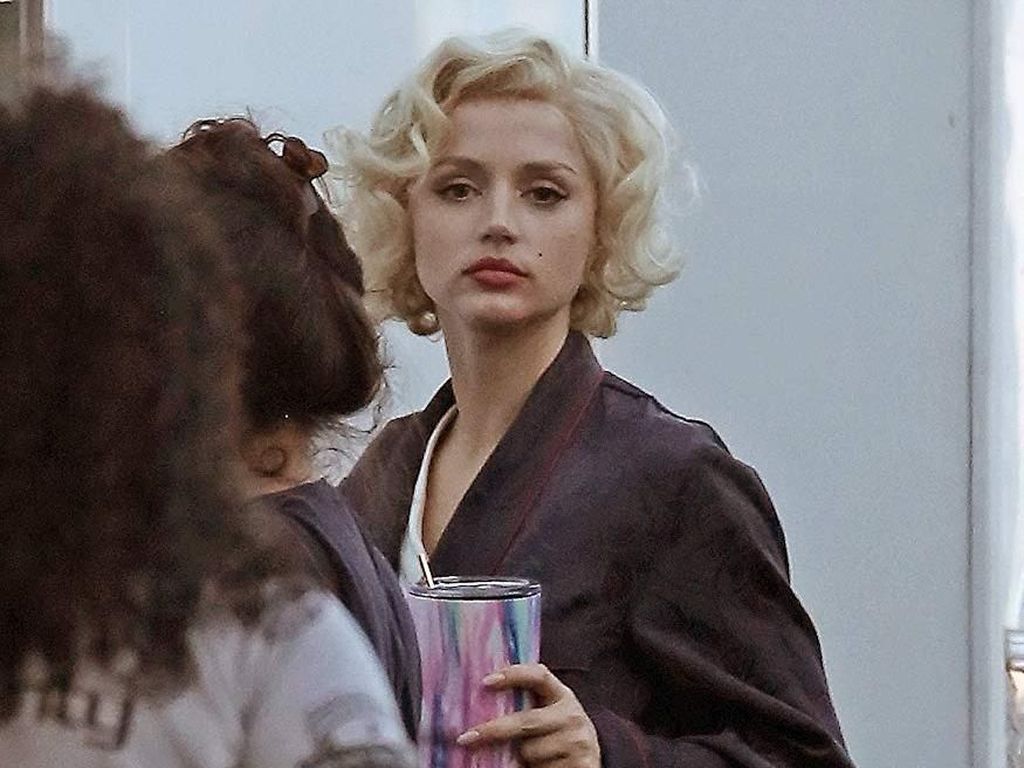 Penampilan Ana de Armas yang Mirip Banget Marilyn Monroe Penampilan Ana de Armas yang Mirip Banget Marilyn Monroe