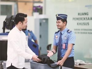 Kenapa Harus Mengeluarkan Laptop Saat Pemeriksaan di Bandara? Ini Alasannya Kenapa Harus Mengeluarkan Laptop Saat Pemeriksaan di Bandara? Ini Alasannya
