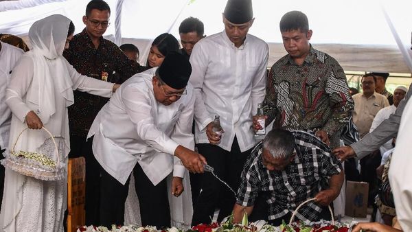 Jenazah Ibunda SBY Dimakamkan di TPU Tanah Kusir