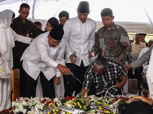 Haru Pemakaman Ibunda SBY di TPU Tanah Kusir Haru Pemakaman Ibunda SBY di TPU Tanah Kusir