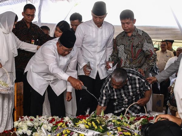 Jenazah Ibunda SBY Dimakamkan di TPU Tanah Kusir