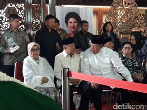 Melayat Ibunda SBY, JK Datang ke Puri Cikeas Melayat Ibunda SBY, JK Datang ke Puri Cikeas